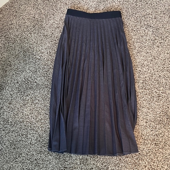 Chic Navy A-Line Pleated Skirt - Picture 3 of 4